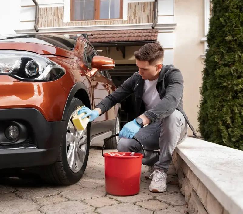 Lavage auto à domicile Léobard : professionnel intervenant sur un véhicule